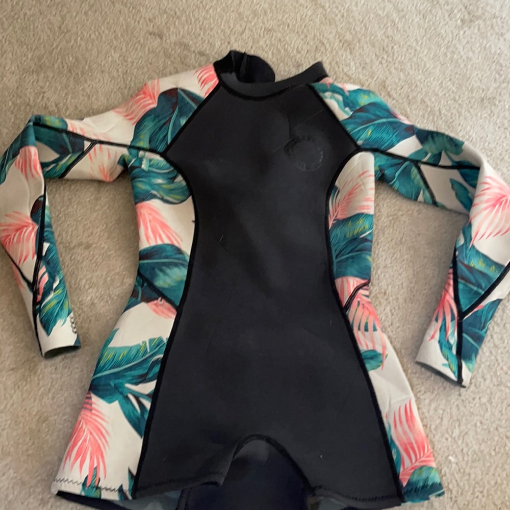 Billabong Lady’s Surf Capsule with shorty bottom!